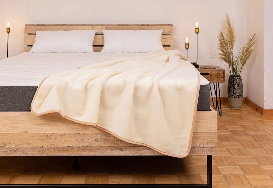 Helle Naturhaar-Bettdecke auf einem Bett