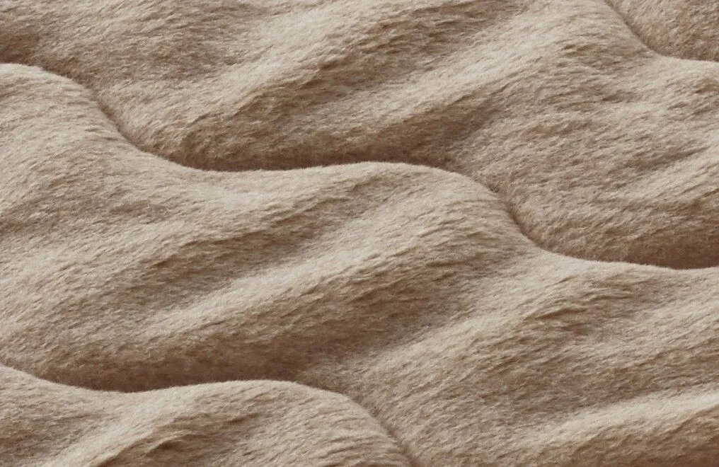 Gestapelte Wellen aus brauner Wolle